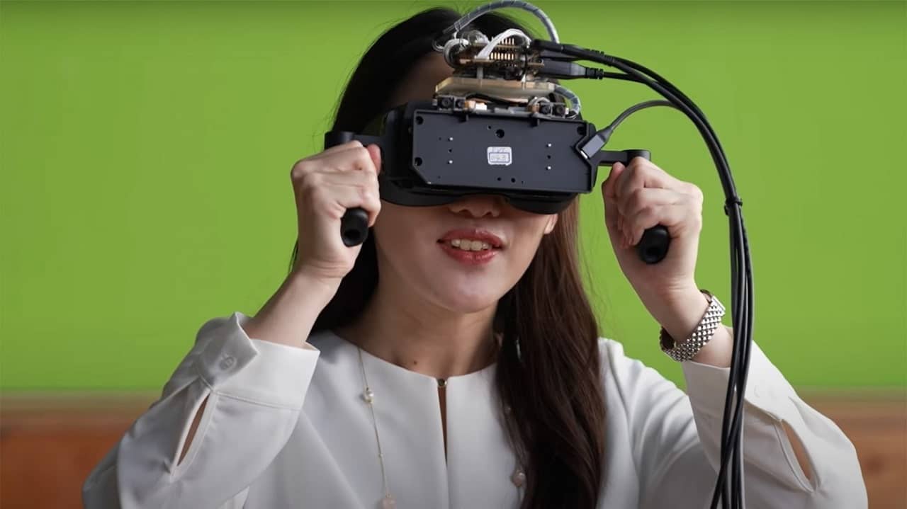 Sony mostra un visore VR con microdisplay 4K OLED thumbnail