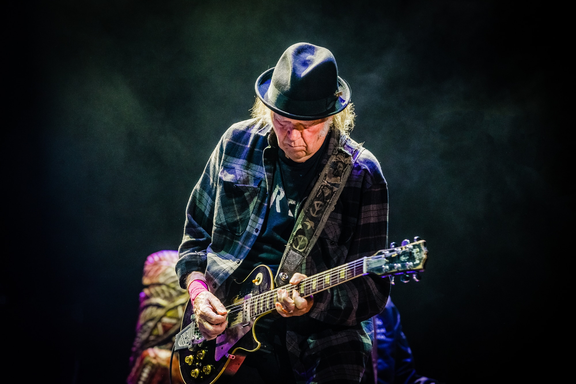 Apple Music afferma di essere la casa di Neil Young dopo l’addio a Spotify thumbnail