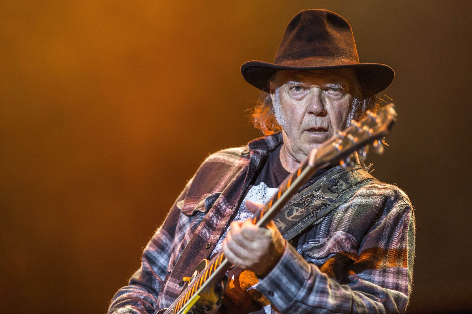 Neil Young dice addio a Spotify: “O me o il podcast no-vax di Joe Rogan” thumbnail
