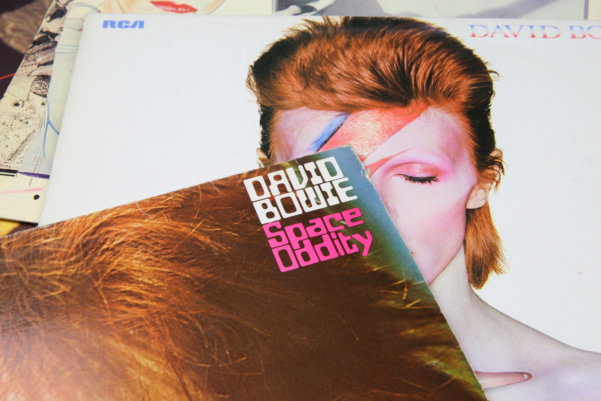 Un viaggio tra i più iconici personaggi di David Bowie a sei anni dalla morte thumbnail