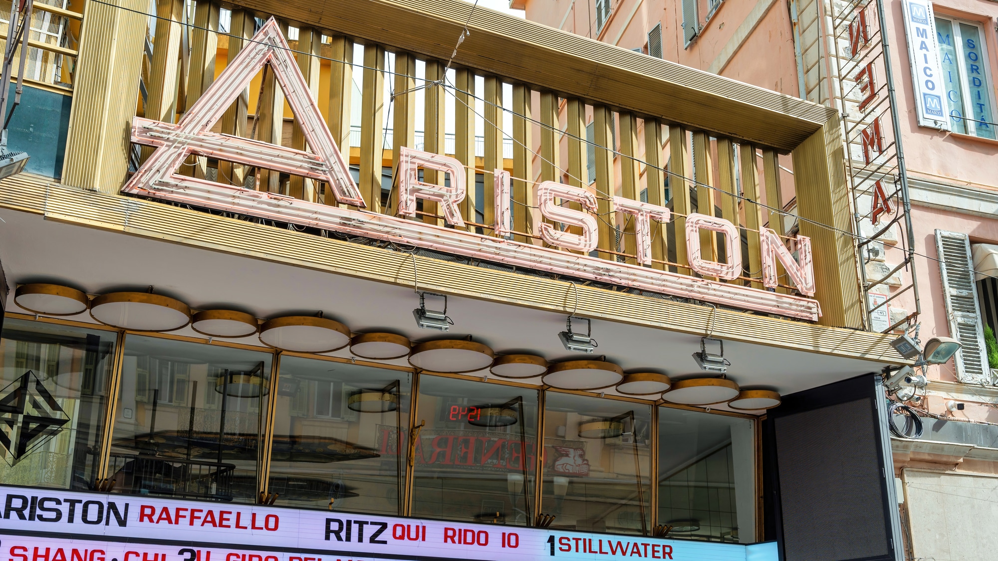 Sanremo 2022: Achille Lauro e il battesimo sul palco, ecco la polemica della prima serata thumbnail