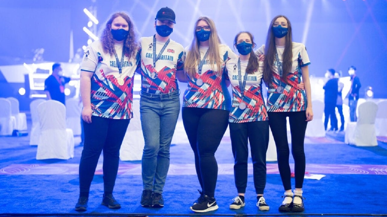 La squadra femminile inglese di Dota 2 vince l'argento al primo Global Esports Games 2021 thumbnail