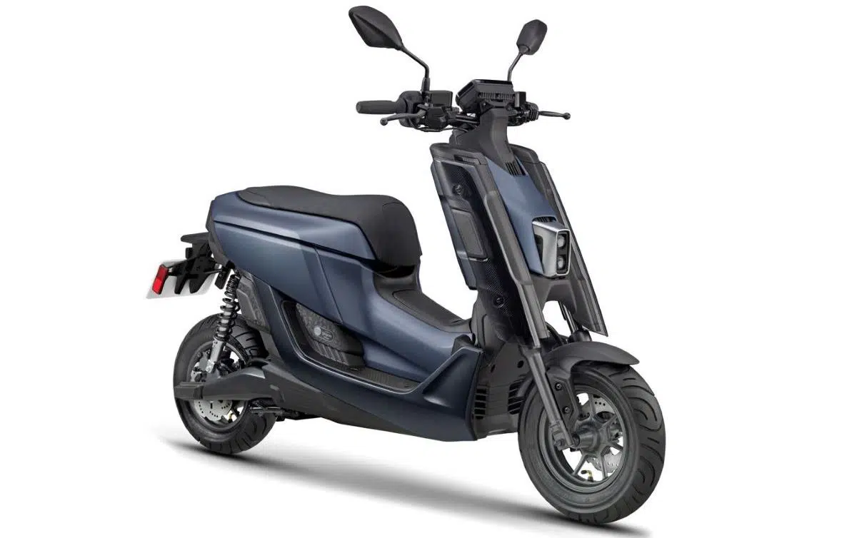 Yamaha EMF, ecco lo scooter elettrico che si ricarica in un secondo (cambiando la batteria) thumbnail