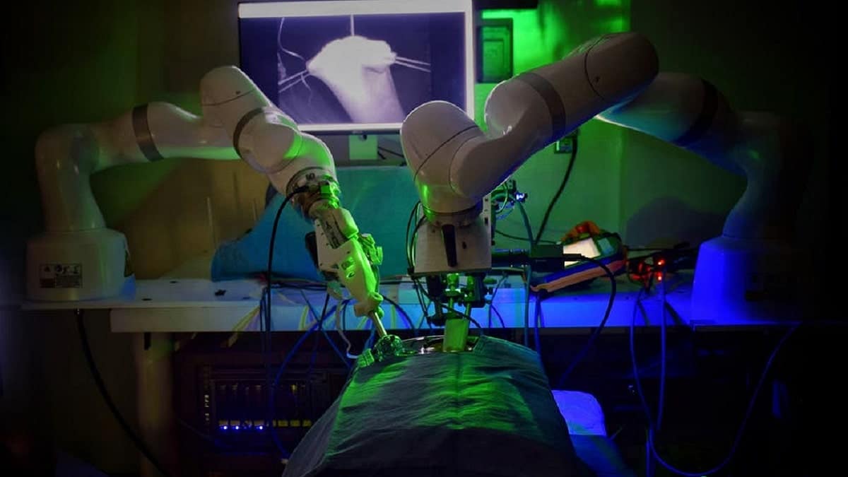 Un robot esegue un'operazione chirurgica senza assistenza umana thumbnail