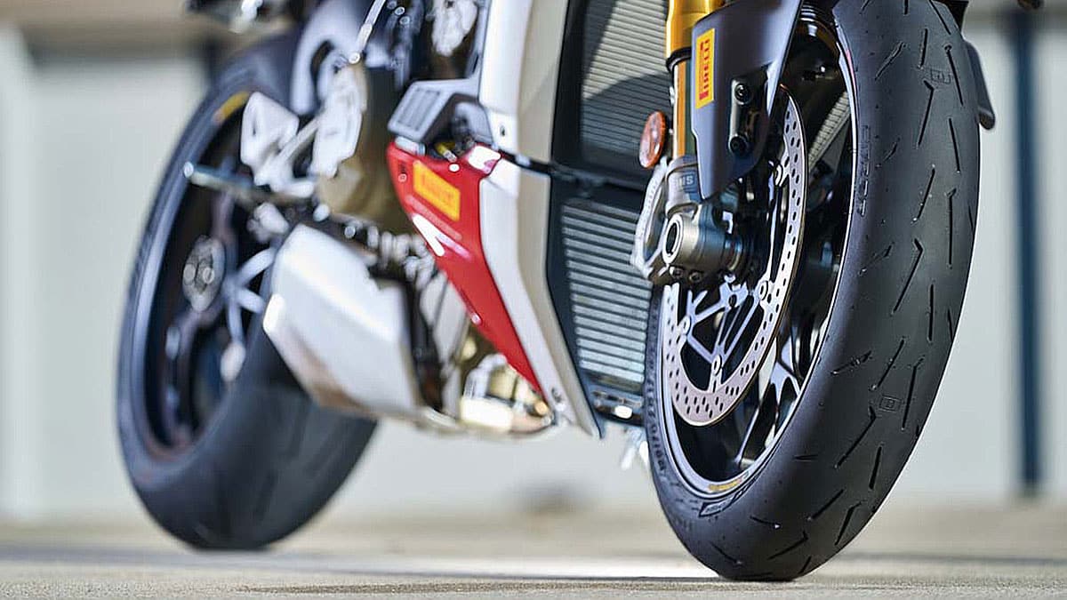 Pirelli svela il nuovo pneumatico hypersport Diablo Rosso IV Corsa thumbnail