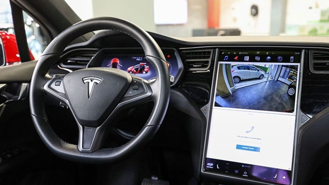 Tesla a lavoro su un App Store thumbnail