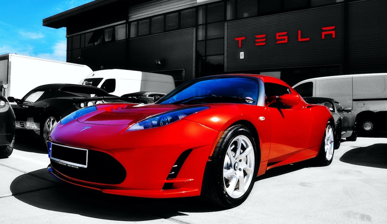Tesla nei guai tra denunce per razzismo e auto richiamate in fabbrica thumbnail