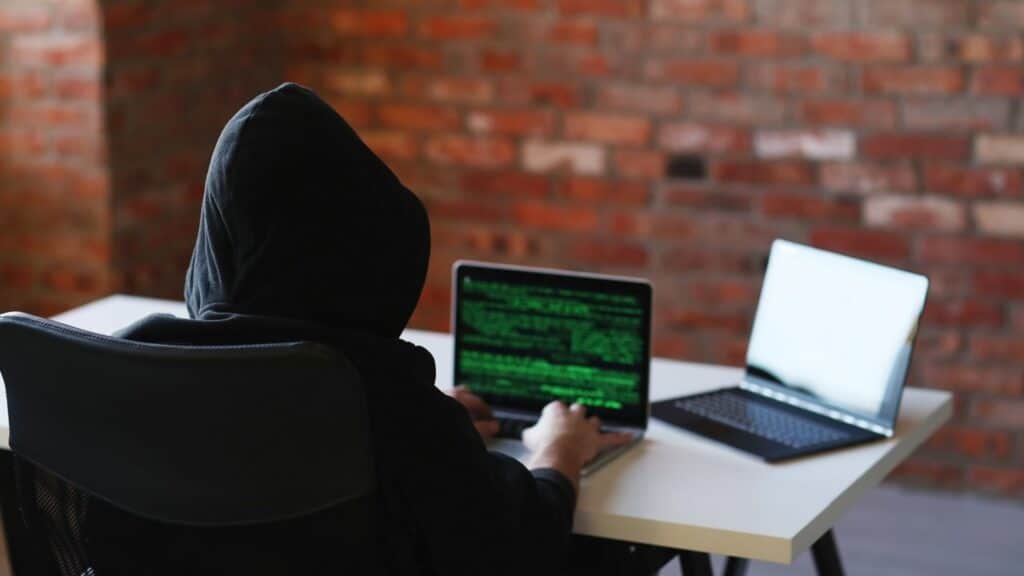hacker-man-laptop-min