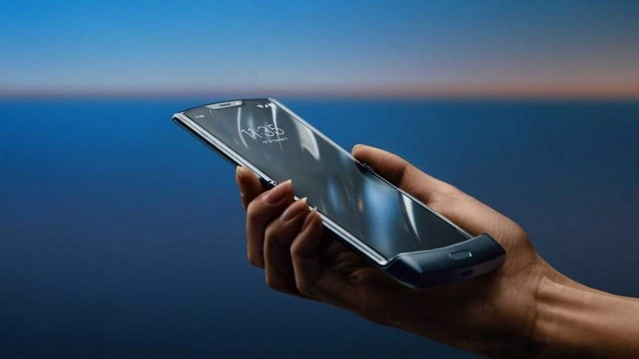 Motorola brevetta un flip phone che si piega all'esterno thumbnail