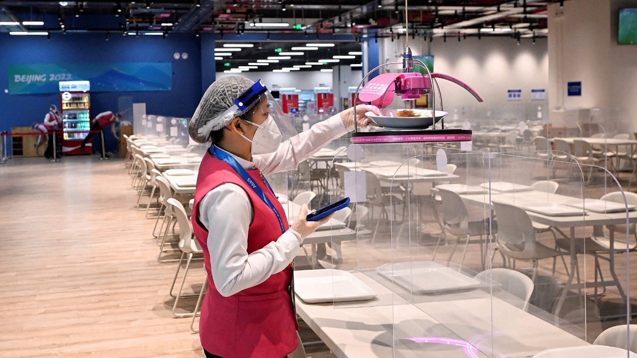 Alle Olimpiadi Invernali di Pechino ci sono dei robot che consegnano il cibo thumbnail