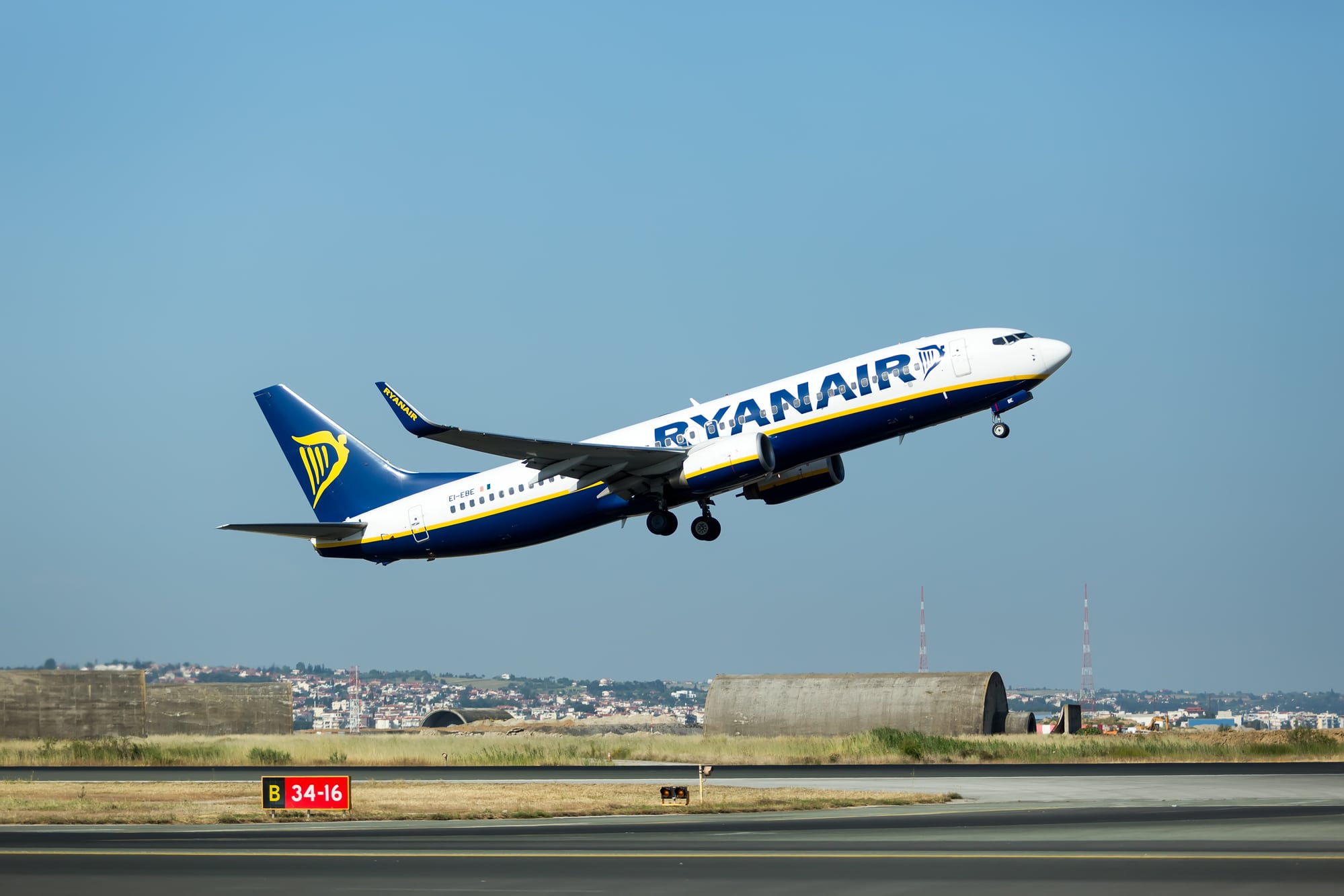 Ryanair concederà i rimborsi dei biglietti ai viaggiatori positivi al Covid thumbnail