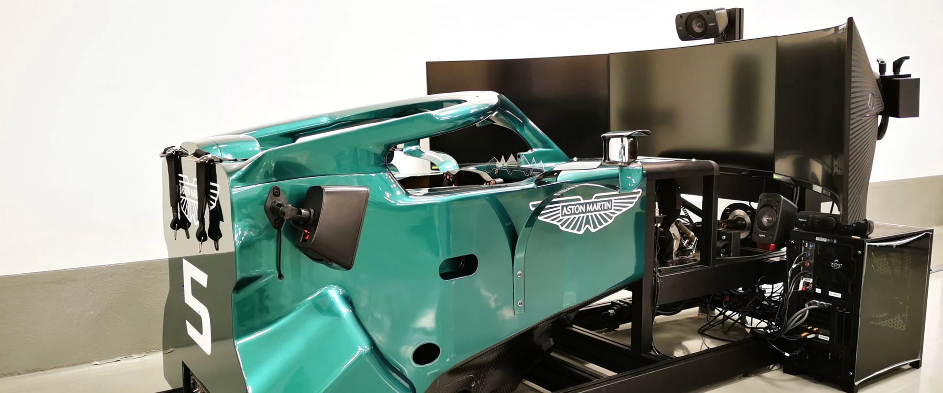 Vettel si potrà allenare a casa con il simulatore fornito da Aston Martin thumbnail