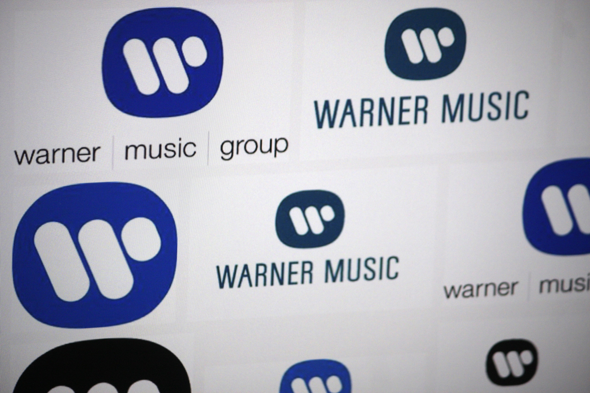 Anche Warner Music Group sospende tutte le attività in Russia thumbnail