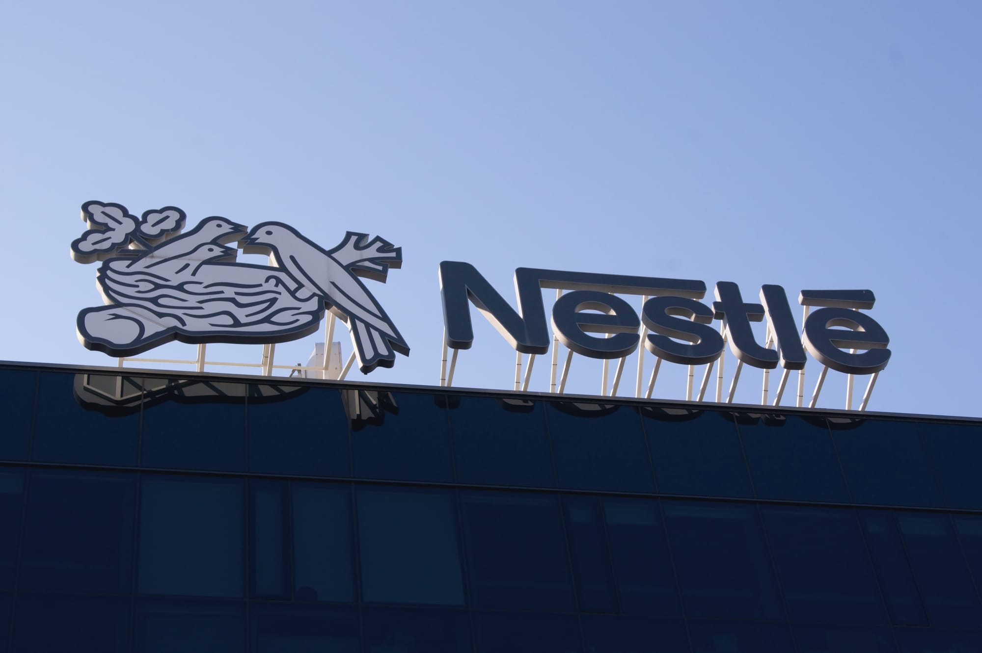Nestlé sospende tutti gli investimenti in Russia thumbnail