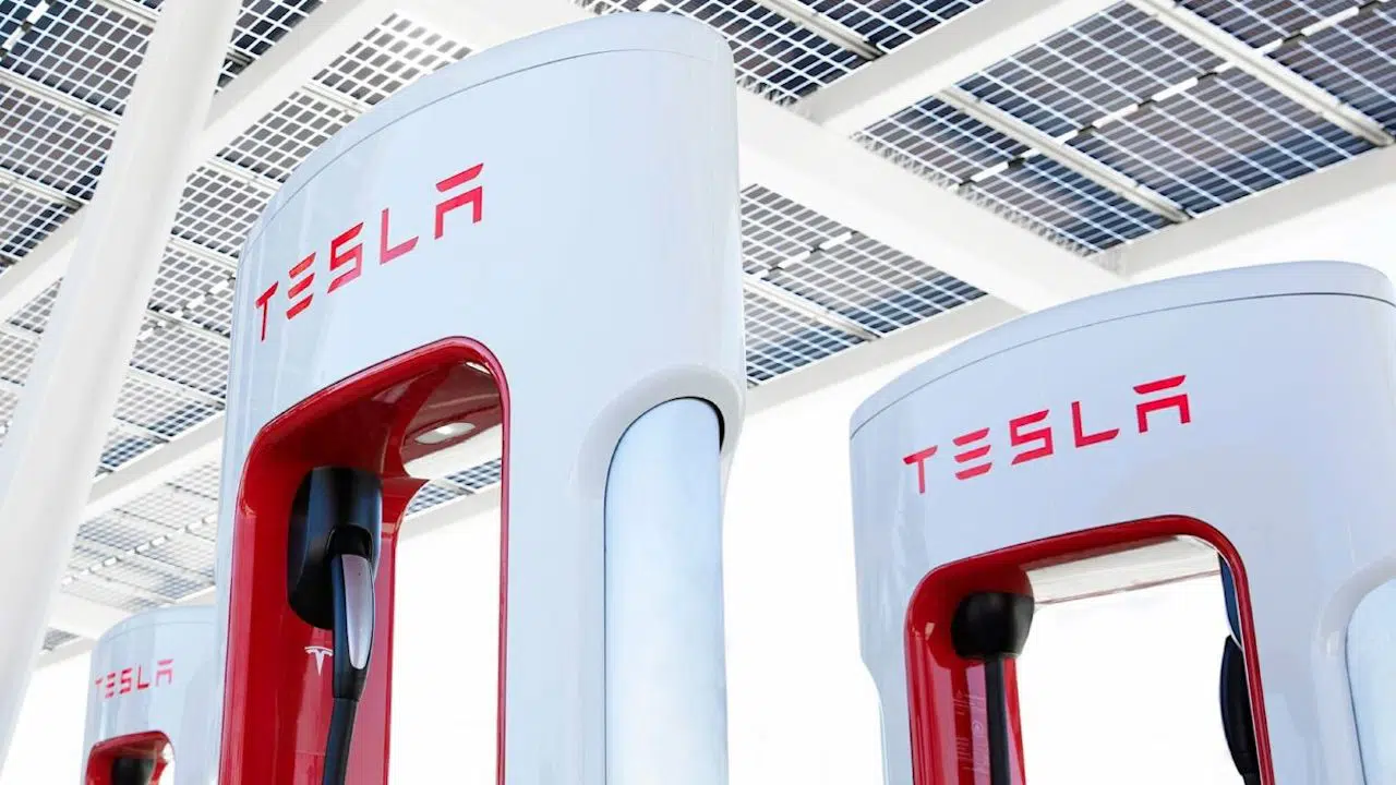 Tesla offre la ricarica gratuita ai confini dell'Ucraina thumbnail