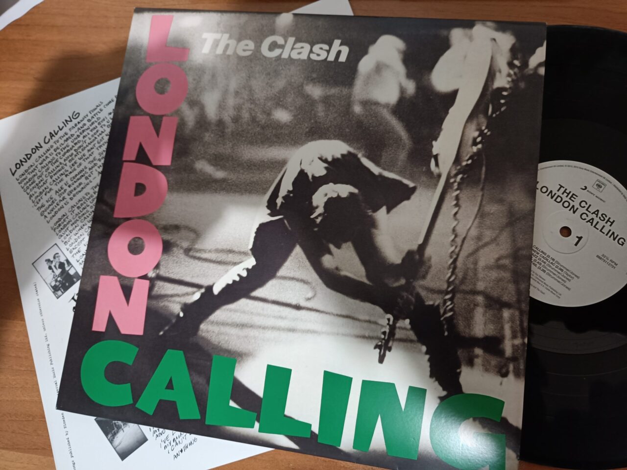 Il punk dei Clash diventa inno per l’Ucraina: da London Calling a Kiev Calling thumbnail