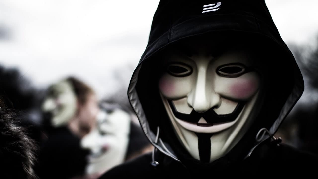 Dopo Bucha, Anonymous minaccia le società attive in Russia thumbnail
