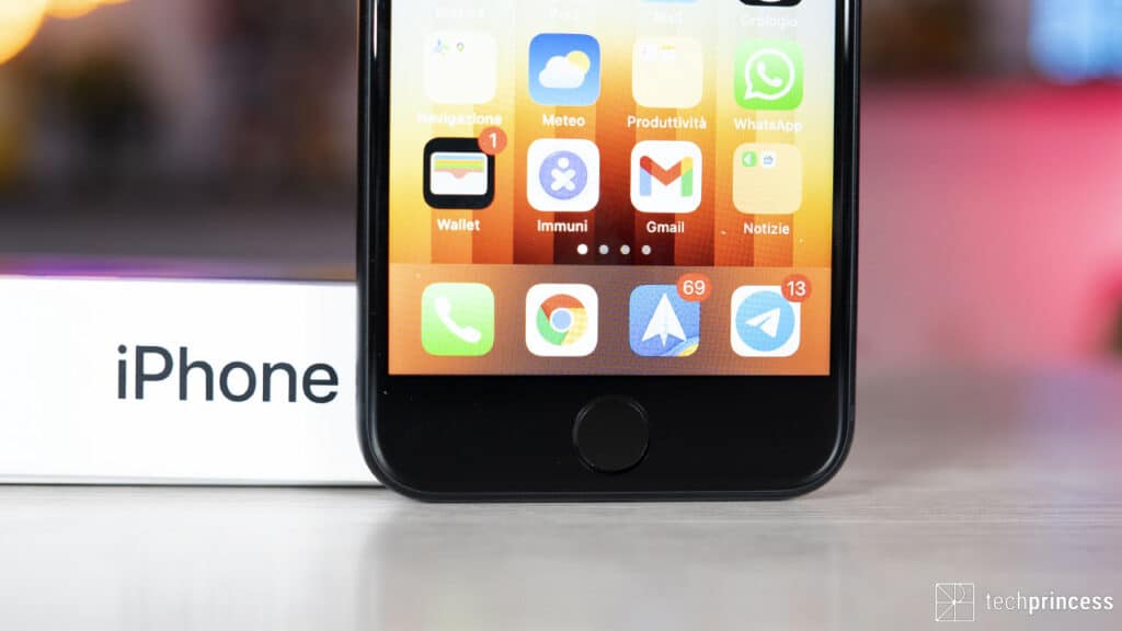 iPhone SE 2022 recensione TouchID