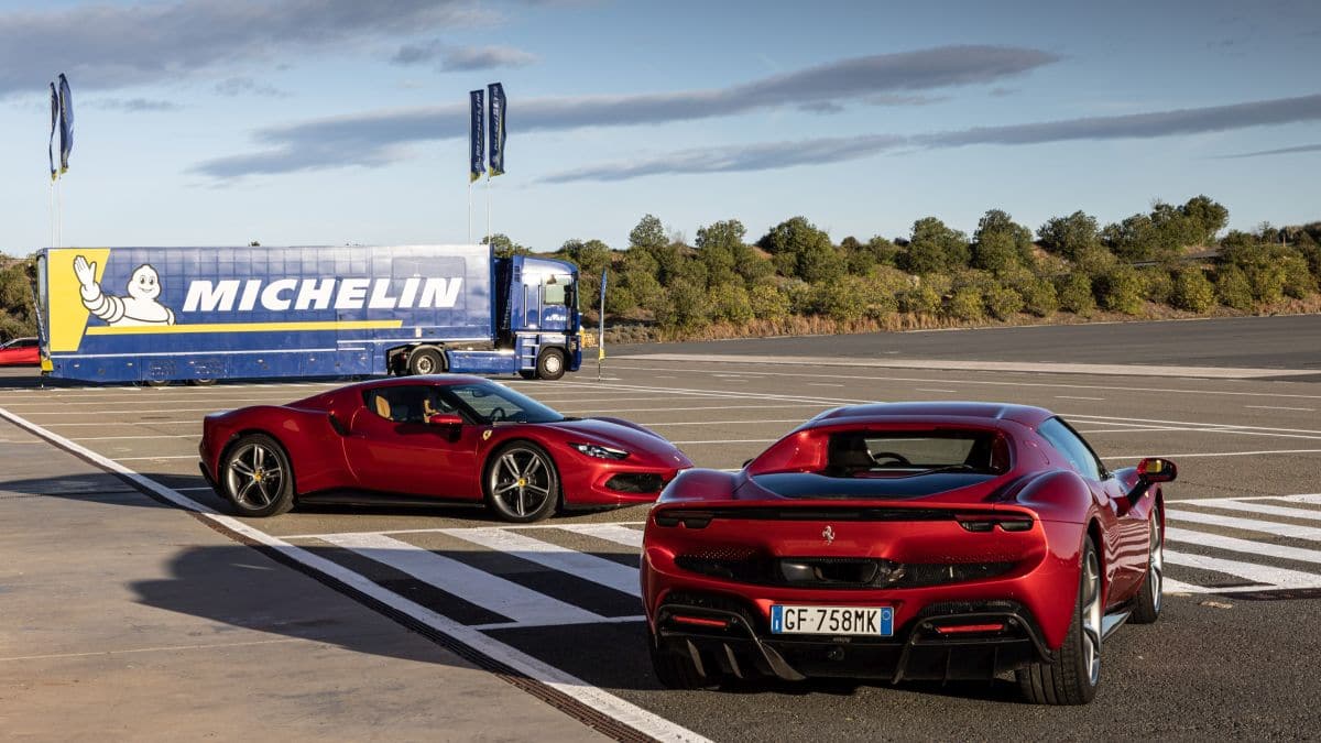 Michelin produce due pneumatici su misura per la Ferrari 296 GTB thumbnail