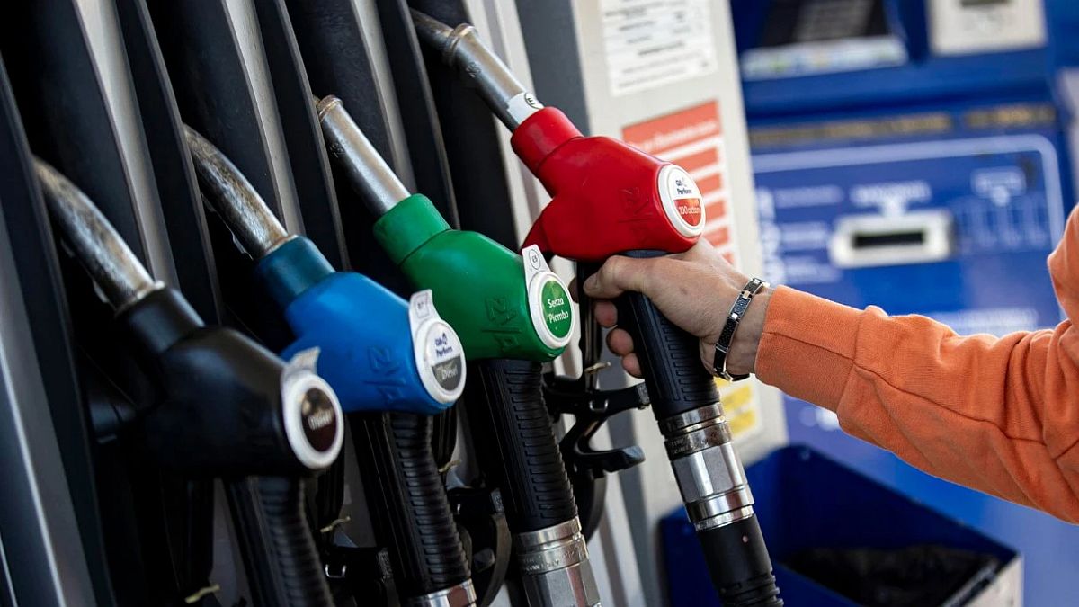 Caro Carburanti, da domani benzina e diesel scenderanno di 25 centesimi al litro thumbnail