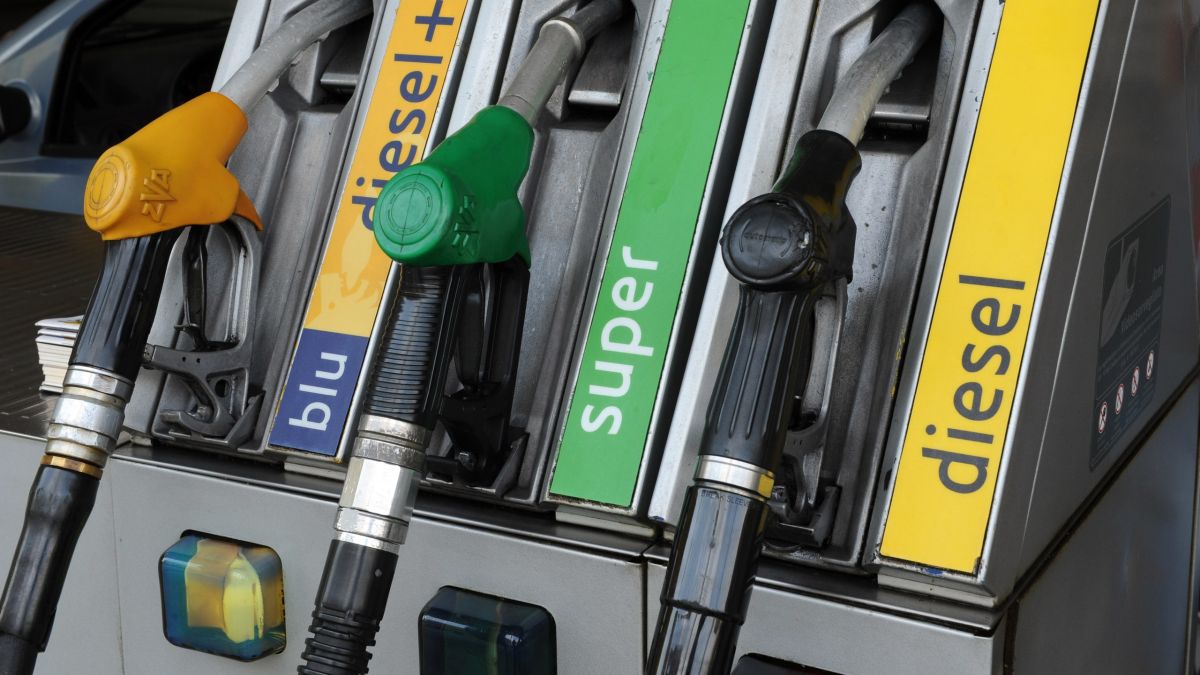 Prezzo dei carburanti alle stelle: benzina e diesel superano i 2 euro al litro thumbnail