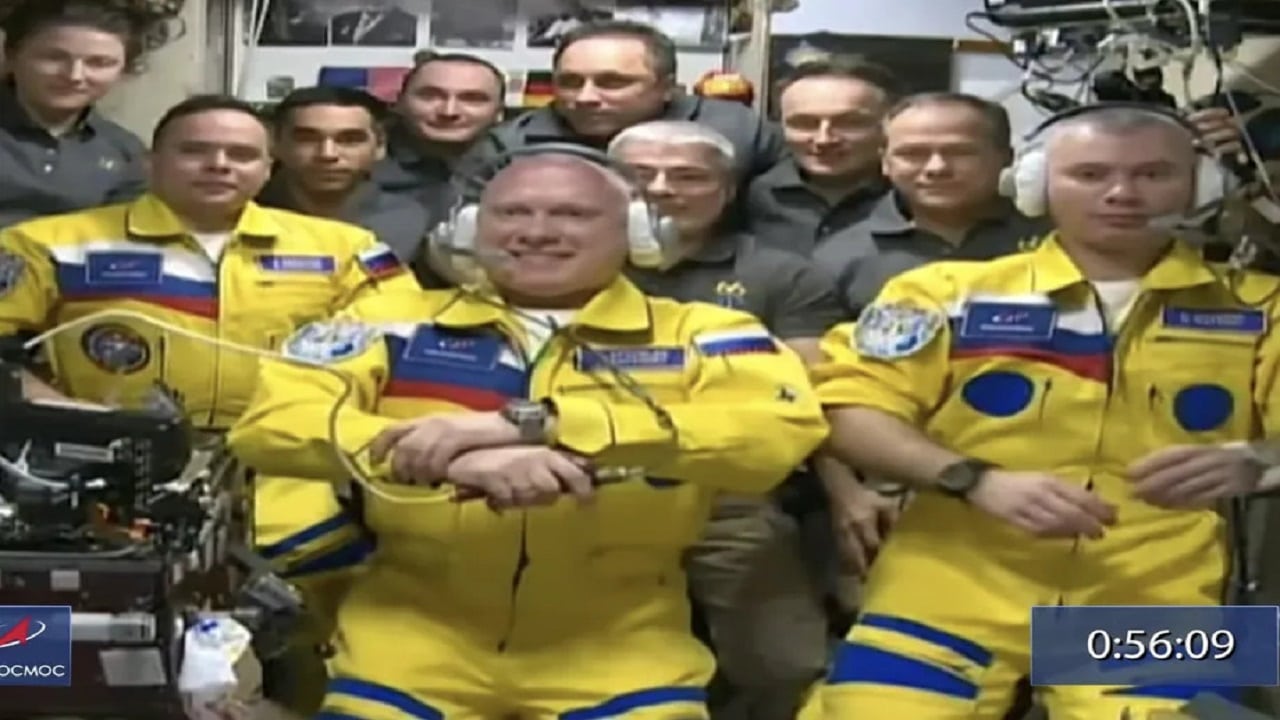 La Russia nega: "I cosmonauti non indossavano le tute a favore dell'Ucraina" thumbnail