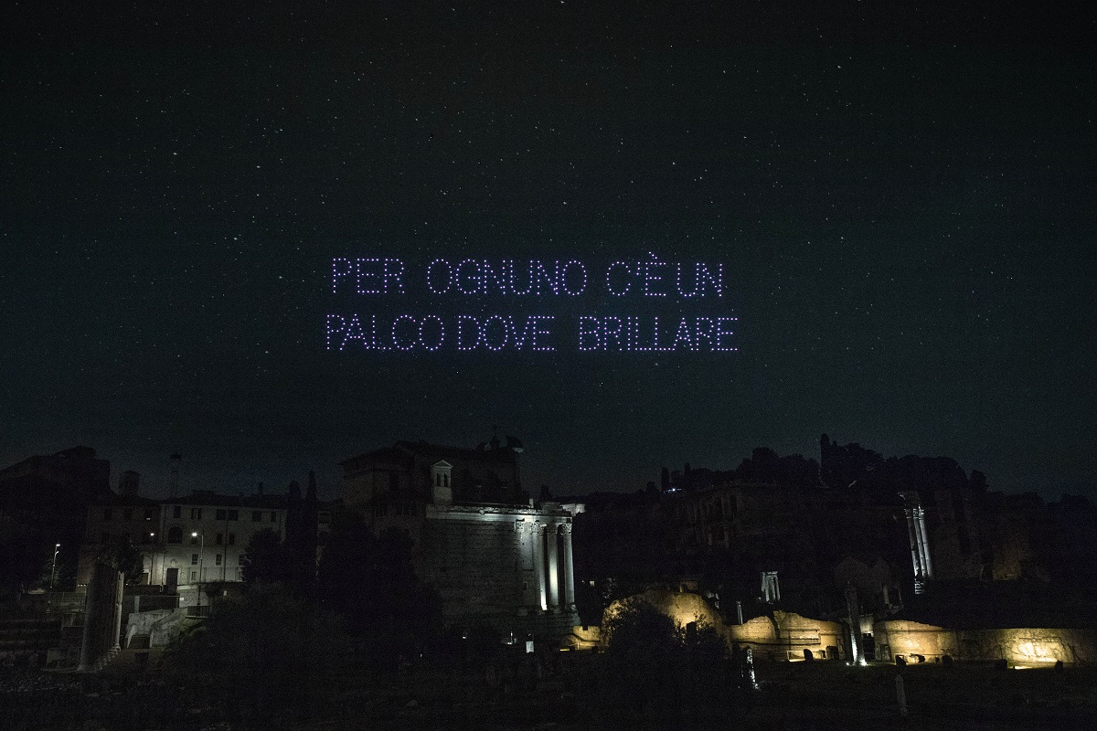 Laura Pausini: Piacere di conoscerti, uno show di droni per il lancio del film su Prime Video thumbnail