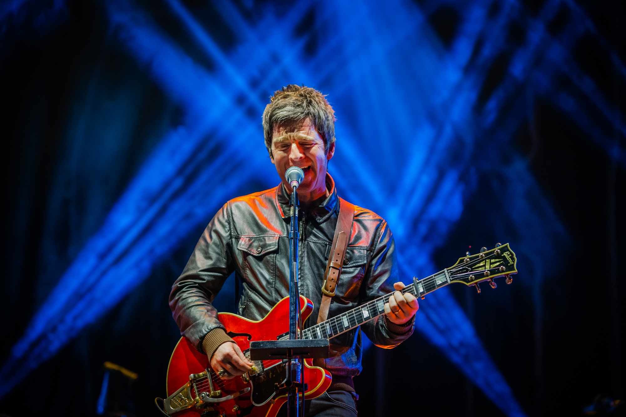 All’asta la chitarra di Noel Gallagher sfasciata che causò la fine degli Oasis thumbnail