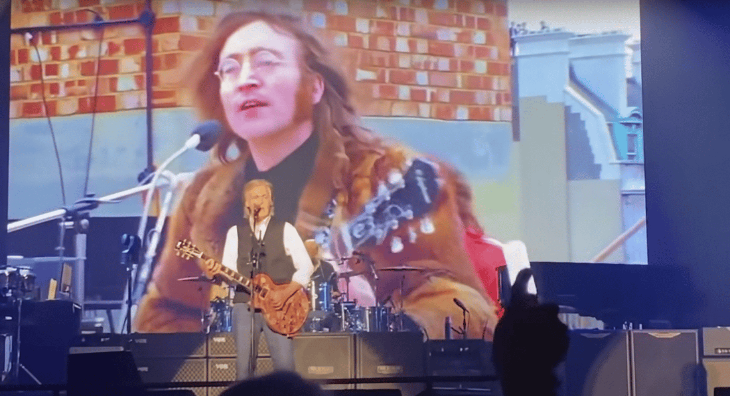 Paul McCartney duetta virtualmente con John Lennon nella prima data del Got Back Tour thumbnail
