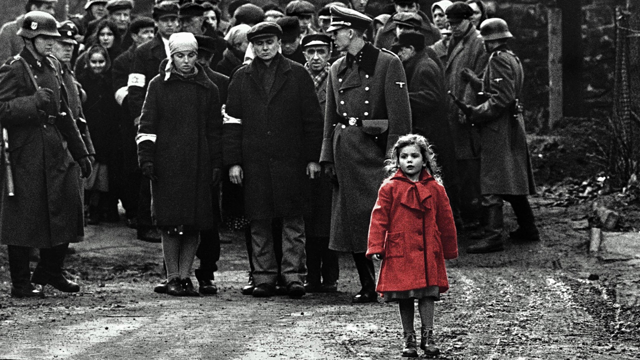 Oliwia Dabrowska, la bambina col cappotto rosso di Schindler's List, ora aiuta i rifugiati ucraini a entrare in Polonia thumbnail