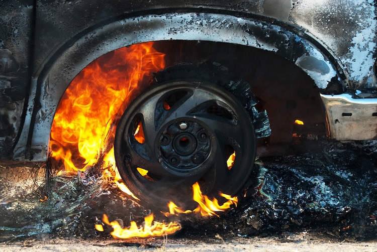 auto elettriche in fiamme