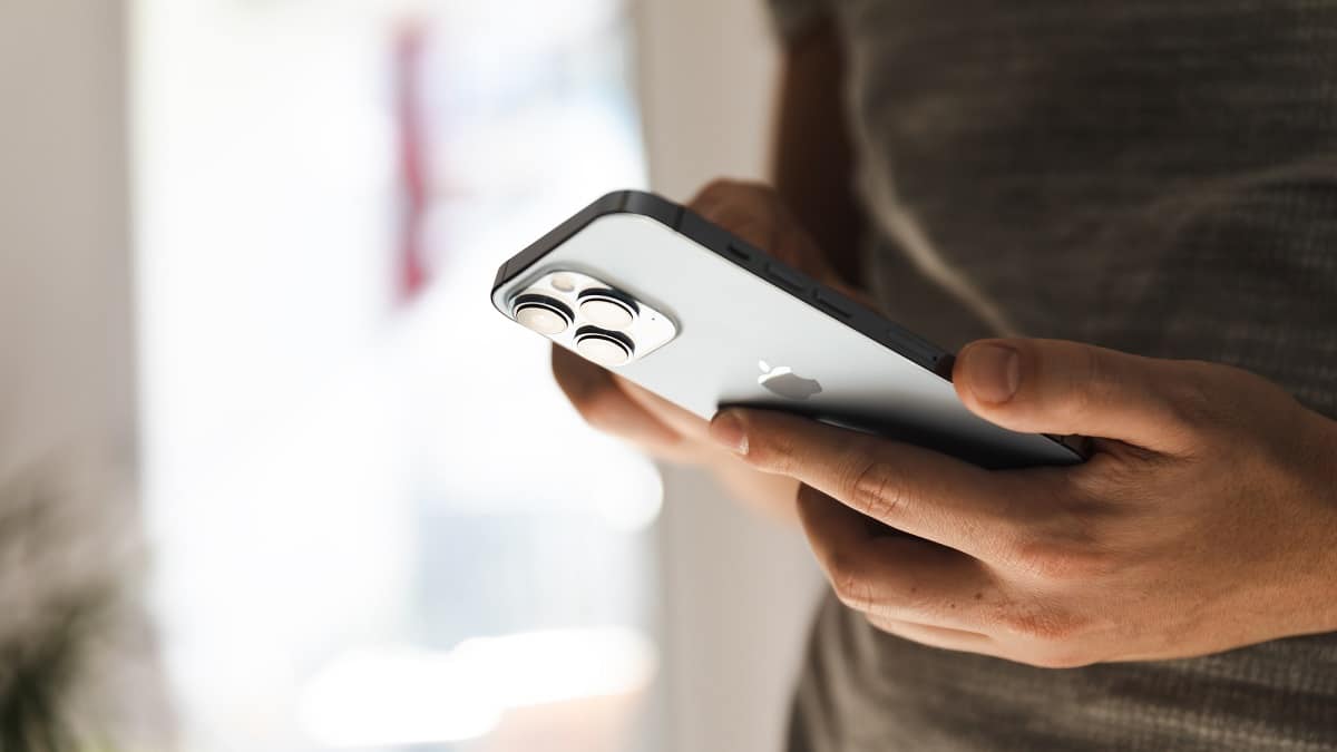 Apple a lavoro su una cover smart per iPhone thumbnail
