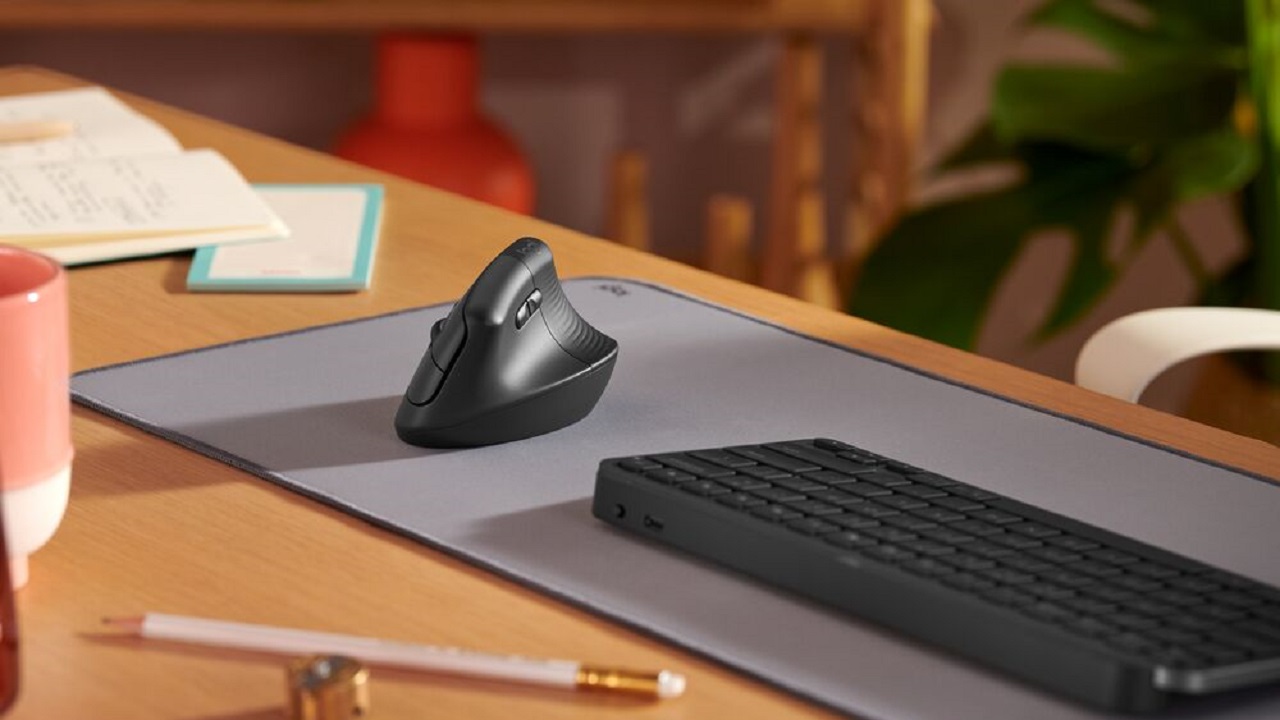 Annunciato il nuovo Logitech Lift, il mouse ergonomico pensato per chi ha le mani piccole thumbnail