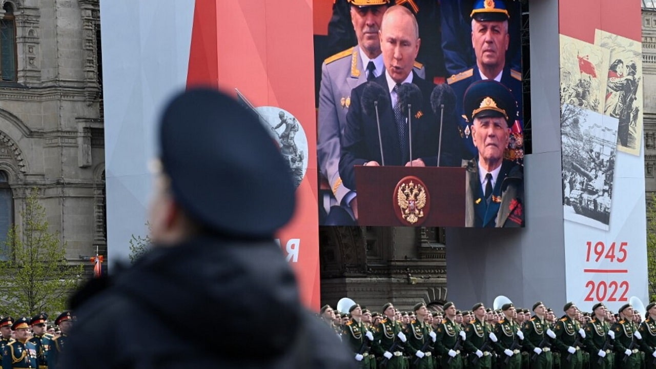 Giornata della Vittoria: un misterioso messaggio compare sulle TV russe thumbnail