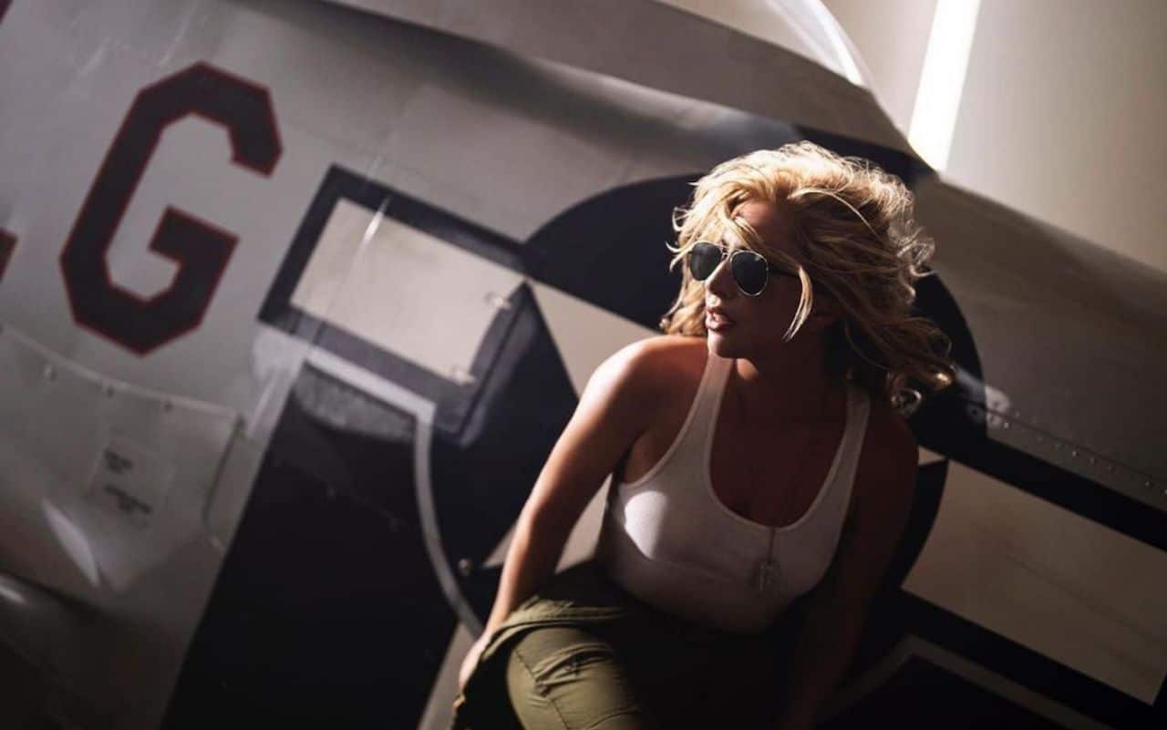 Lady Gaga: il videoclip di Hold My Hand celebra l'imminente uscita di Top Gun: Maverick thumbnail