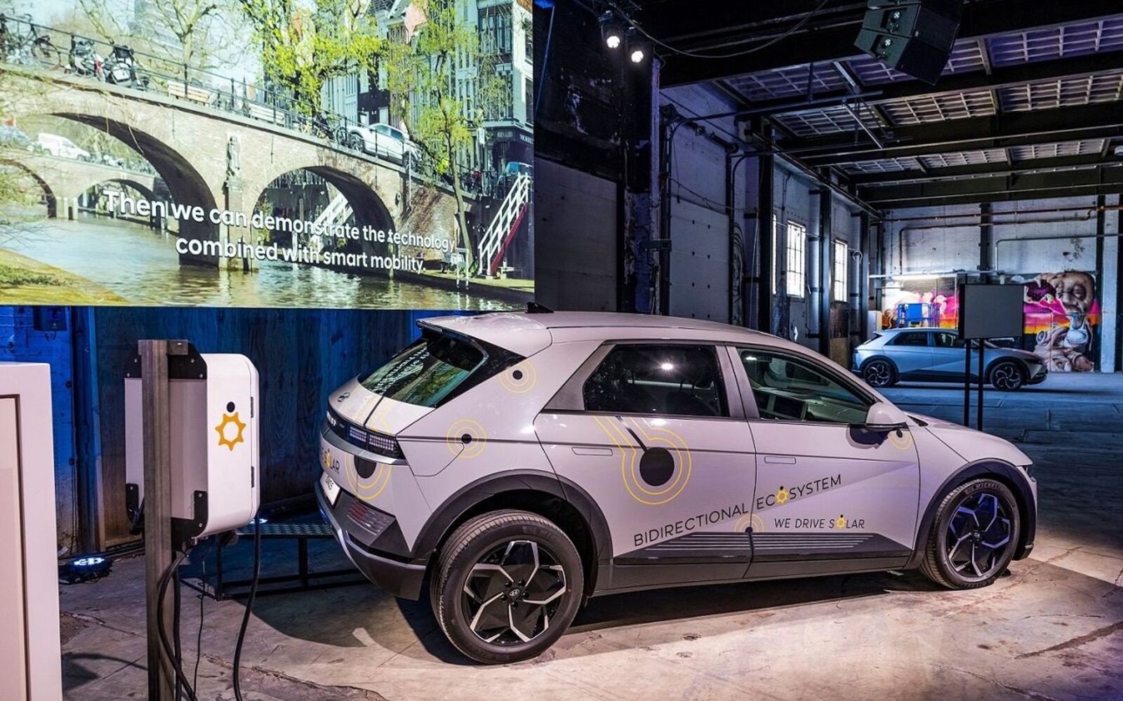 Hyundai e We Drive Solar lanciano un servizio di mobilità alimentato da Vehicle-to-Grid thumbnail