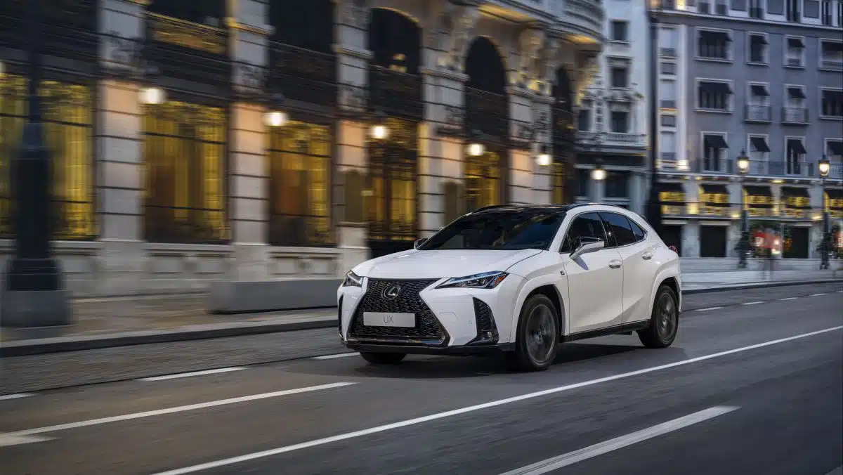 Lexus aggiorna l'urban crossover UX Hybrid thumbnail