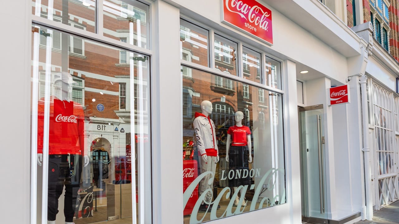 Coca-Cola lancia il suo negozio di merchandise a Londra thumbnail
