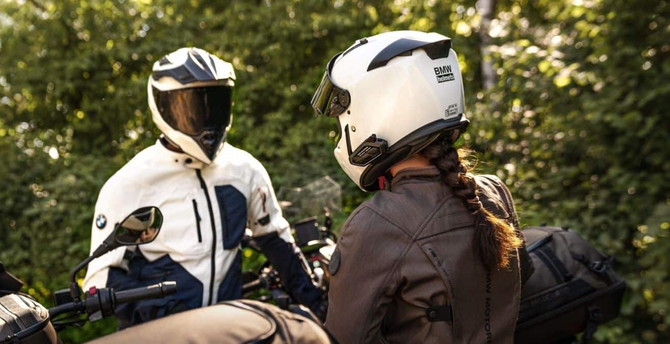 BMW Motorrad lancia il sistema di comunicazione per casco ConnectedRide Com U1 thumbnail