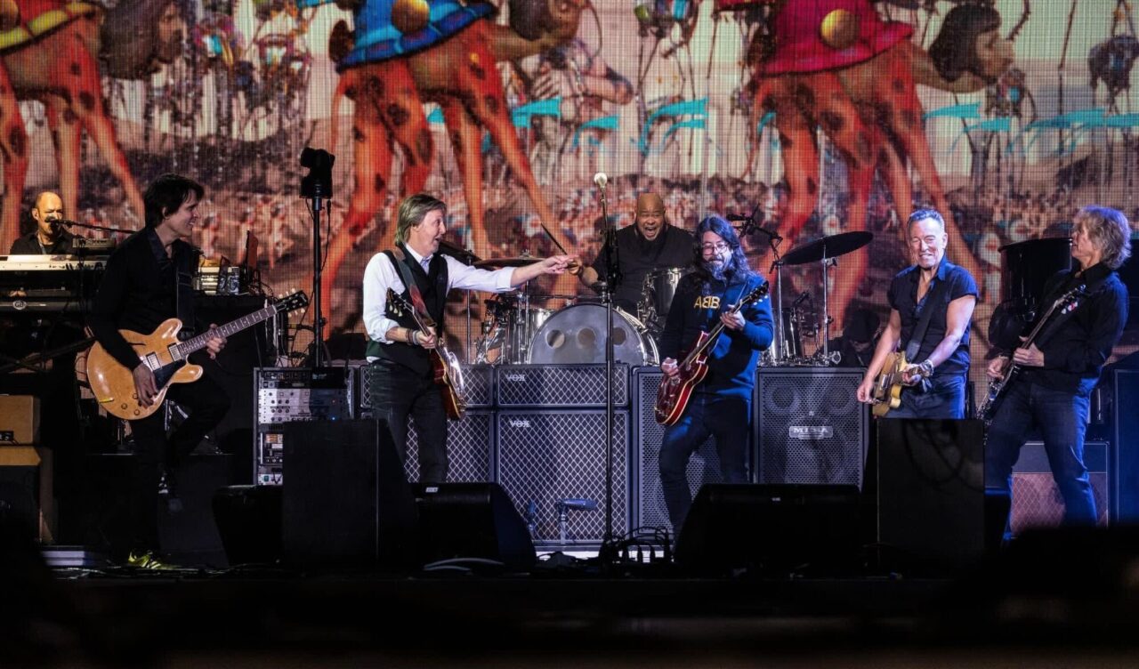 L'incredibile concerto di Paul McCartney a Glastonbury: dal duetto virtuale con Lennon a quello fisico con Springsteen e Dave Grohl thumbnail