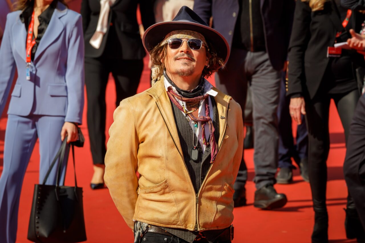 Johnny Depp ringrazia i fan e Amber Heard attacca: “Altro passo indietro per le donne”￼ thumbnail