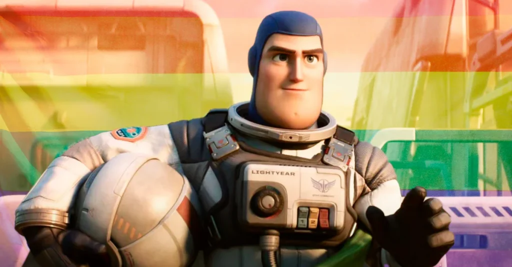 Buzz con dietro la bandiera LGBTQ+