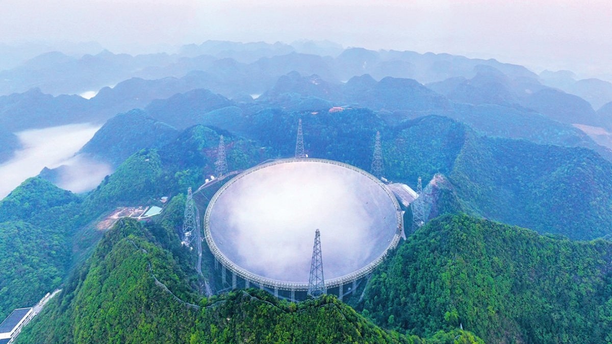 La Cina ha trovato gli alieni? Segnali misteriosi nel super telescopio thumbnail