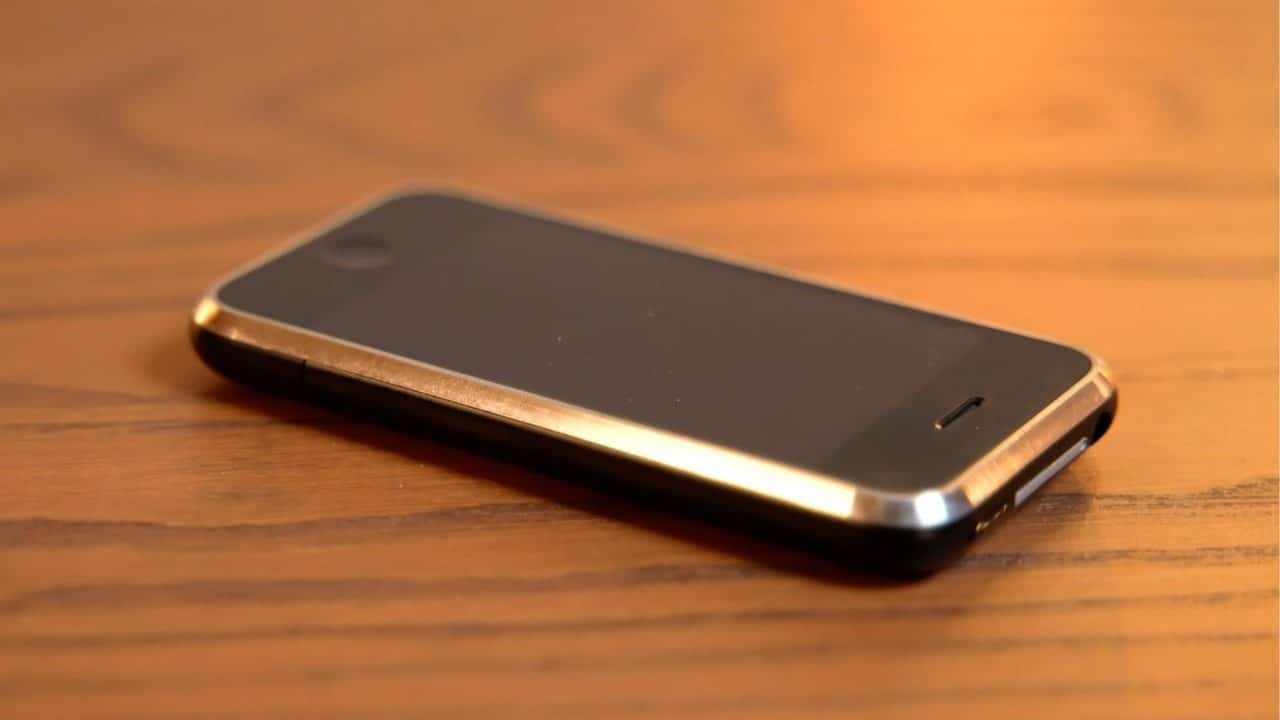 Svelato online un prototipo di iPhone che vale 500 mila dollari thumbnail