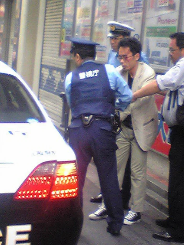 Tomohiro Kato fermato dalla polizia subito dopo aver compiuto la strage nel quartiere di Akihabara 