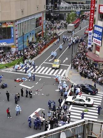 i momenti subito dopo l'attacco nel quartiere di Akihabara 