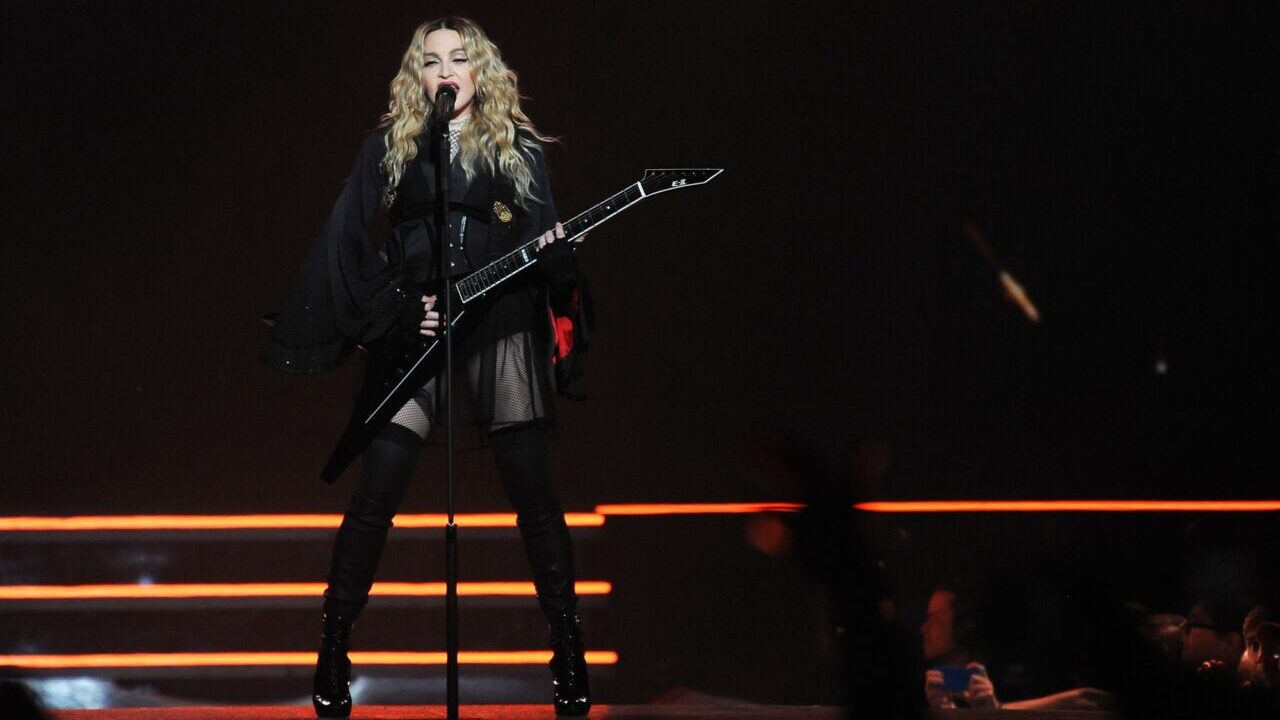 Madonna sul suo biopic: “Uomini misogini volevano raccontare la mia storia, ma lo farò io" thumbnail