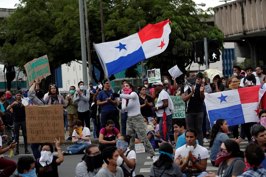 Manifestazioni Panama, sempre più persone in piazza