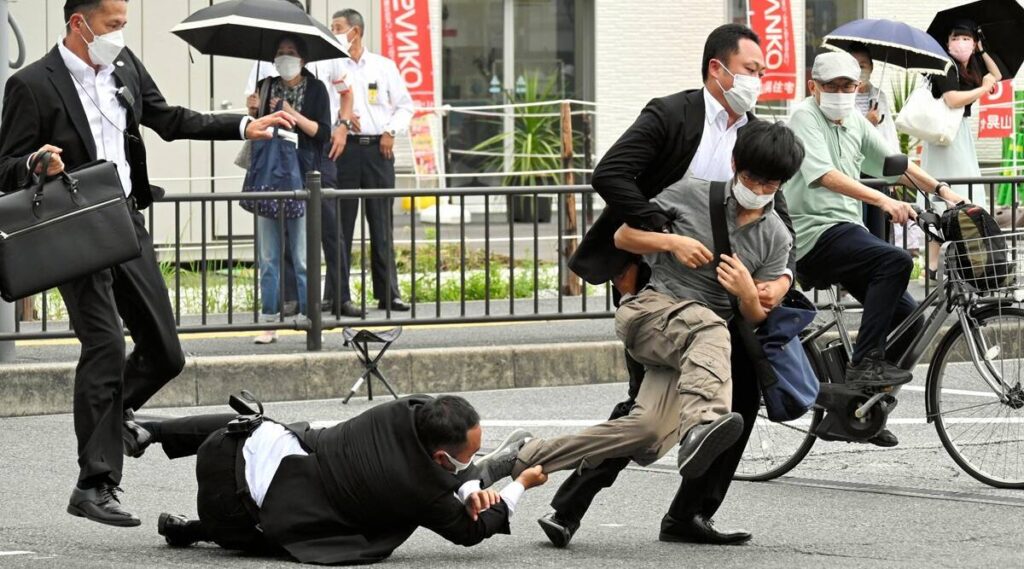Tetsuya Yamagami dopo aver sparato all'ex premier giapponese Shinzo Abe