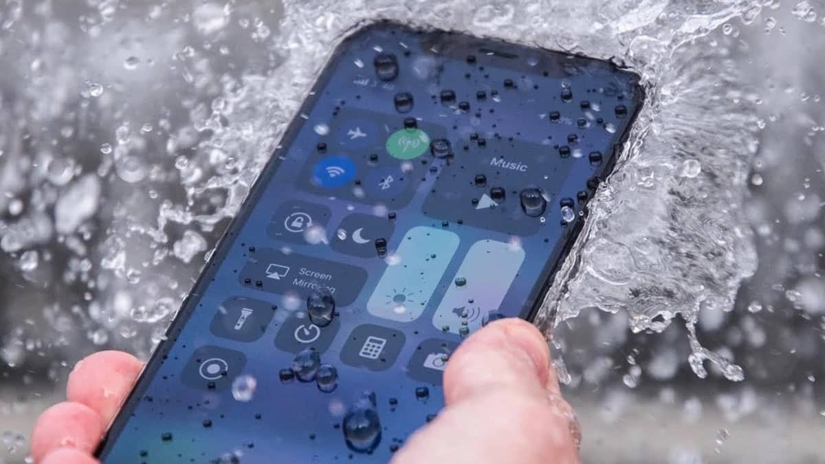 Apple, un brevetto per digitare su iPhone sotto la pioggia thumbnail